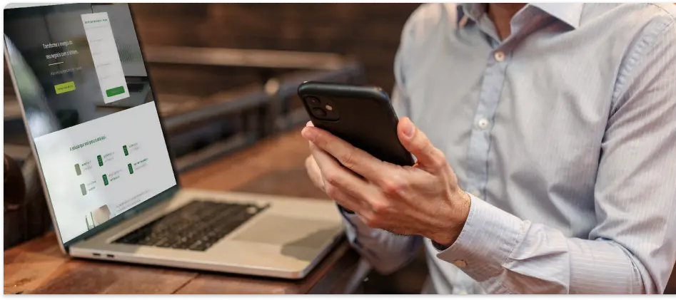 Imagem das mãos de uma pessoa manuseando um celular, representando o
        ato de entrar em contato conosco.